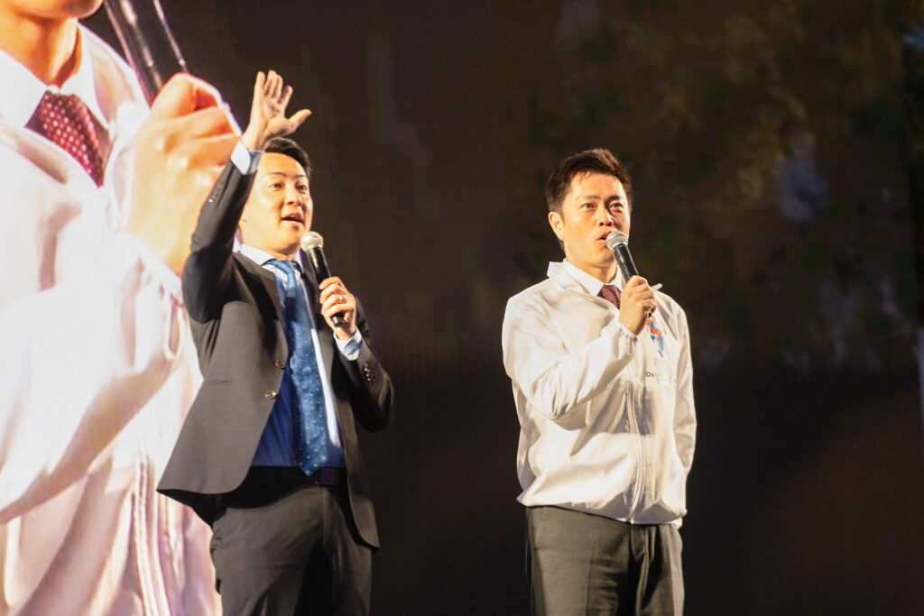 なんば広場で開催された「光の饗宴万博特別点灯式」吉村洋文大阪府知事と横山英幸大阪市長のステージ