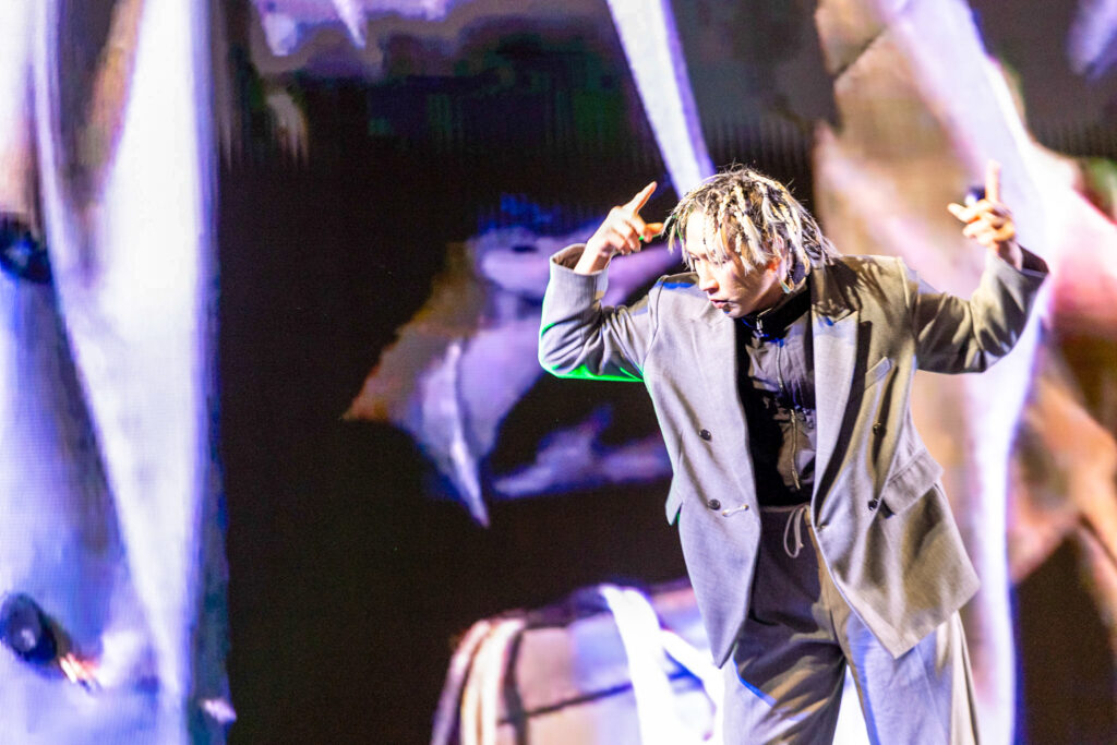 なんば広場で開催された「光の饗宴万博特別点灯式」辻本知彦さんのステージ