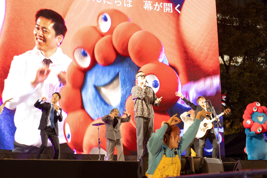 なんば広場で開催された「光の饗宴万博特別点灯式」コブクロのステージ