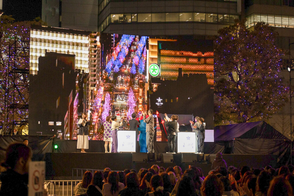 なんば広場で開催された「光の饗宴万博特別点灯式」点灯の瞬間