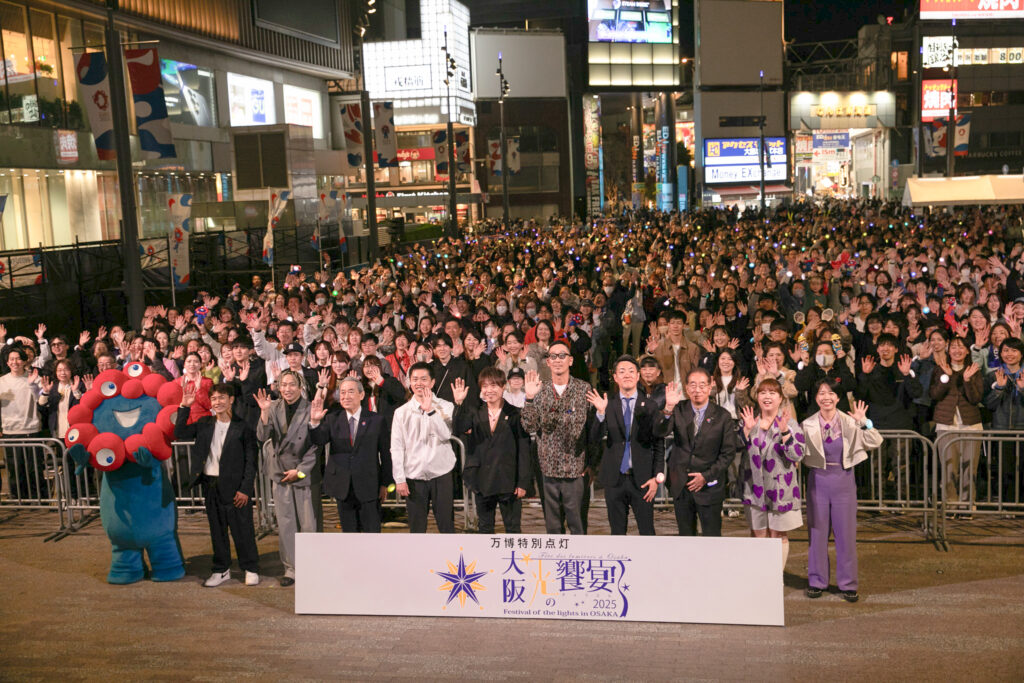 なんば広場で開催された「光の饗宴万博特別点灯式」集合写真