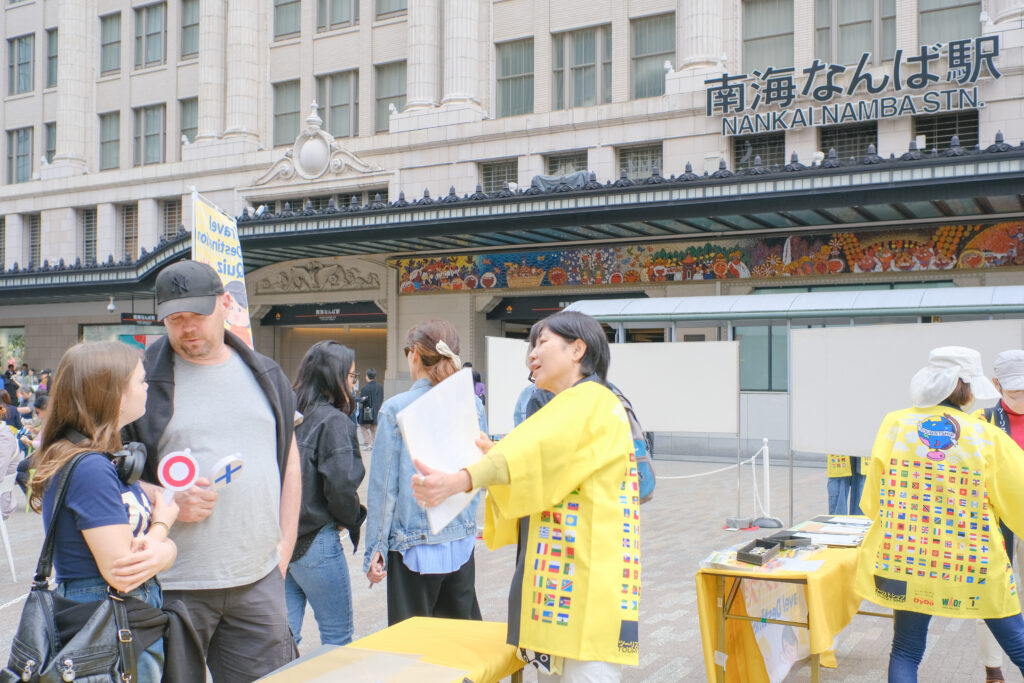 なんば広場イベント「なんば旅先クイズ会」でクイズに挑戦する外国人観光客