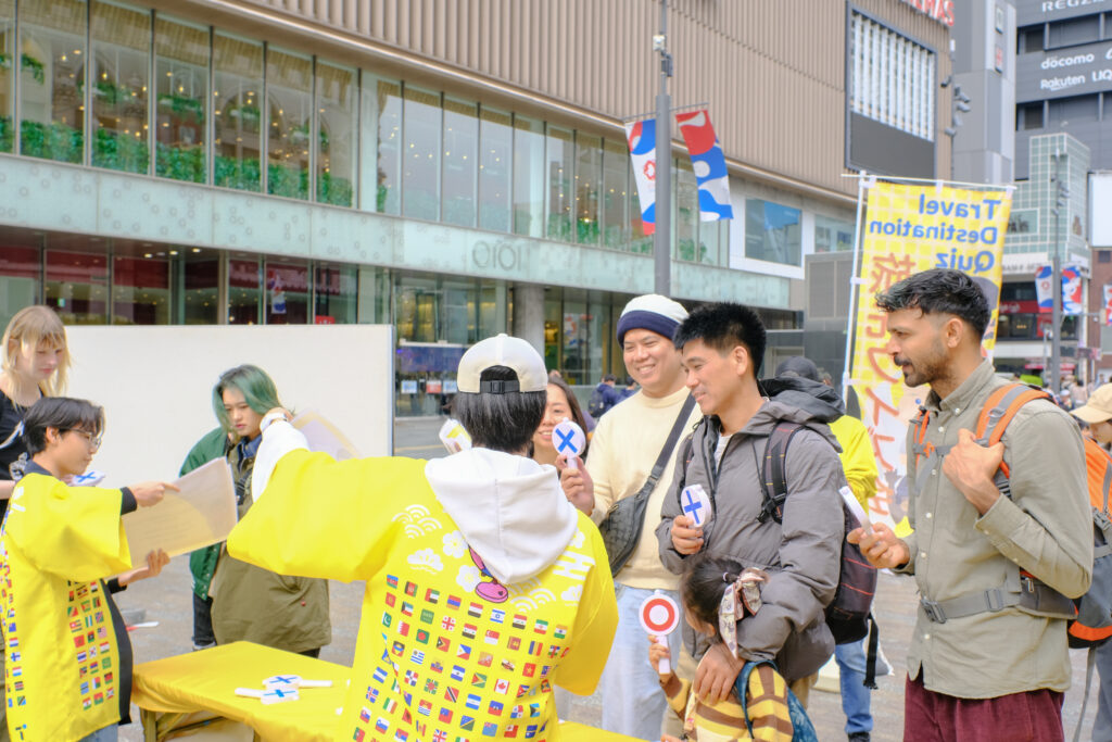 なんば広場イベント「なんば旅先クイズ会」でクイズに挑戦する外国人観光客