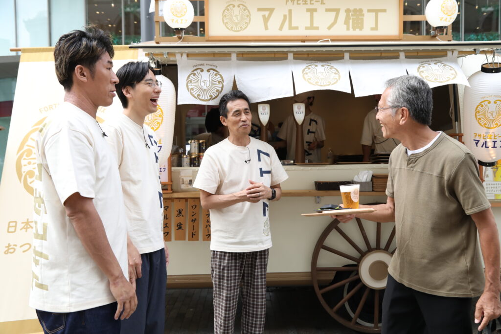 難波ひろばのイベントで石田靖さん、田村裕さん、永見大吾さんがお客さまと談笑している様子