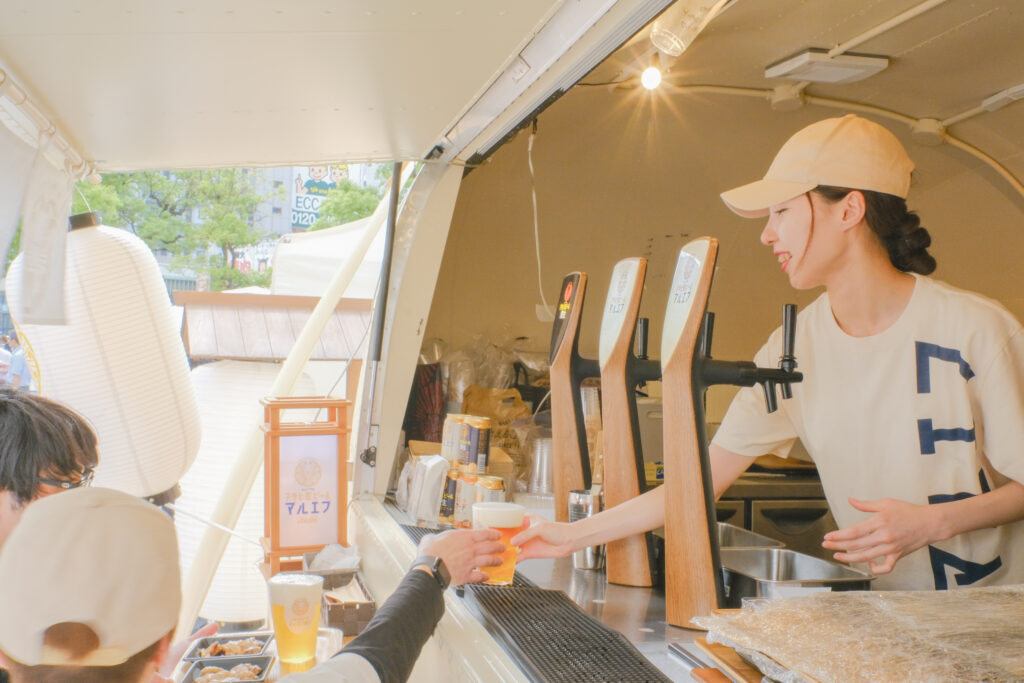 なんば広場のマルエフイベントでビールを提供している様子