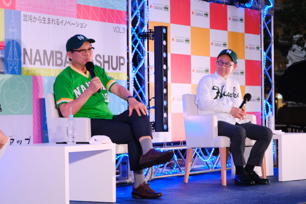 なんば広場でトークセッションを行っている岡田武史さんと鈴木寛さん