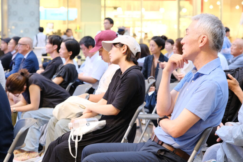 なんば広場の岡田武史氏×鈴木寛氏のトークセッションを見ている観客の方