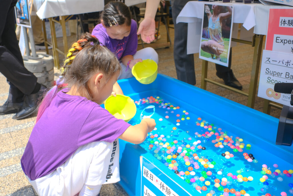 なんば広場で開催した大阪ミナミ夏祭り&にぎわいスクエア2025のスーパーボールすくいの様子