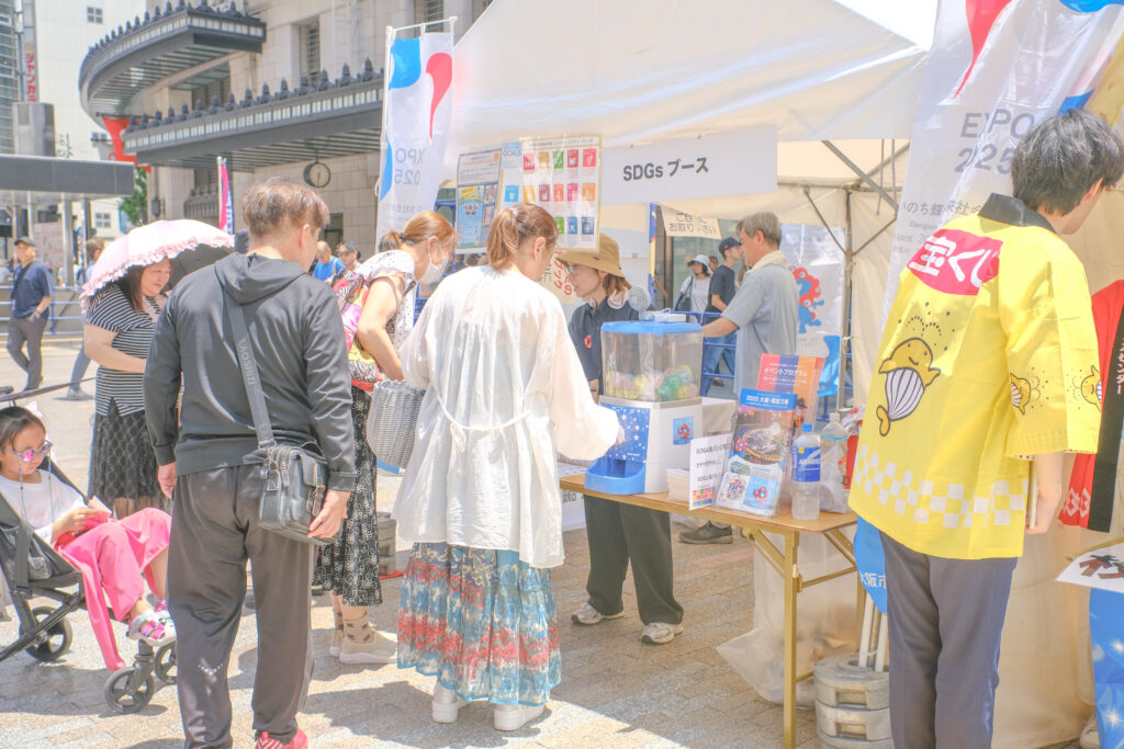 なんば広場で開催した大阪ミナミ夏祭り&にぎわいスクエア2025のガチャガチャの様子
