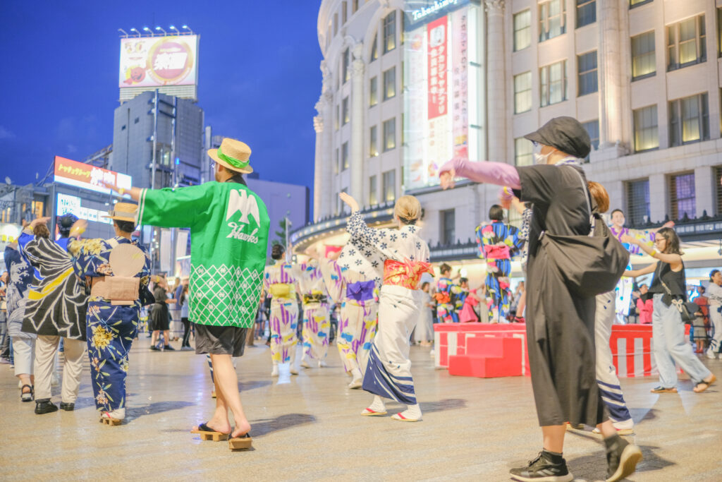 「大阪ミナミ夏祭り&にぎわいスクエア2025」で盆踊りを踊っている様子