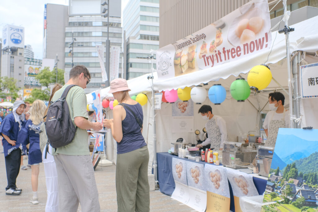 なんば広場でインバウンドの方などさまざまな方が訪れているイベントブース