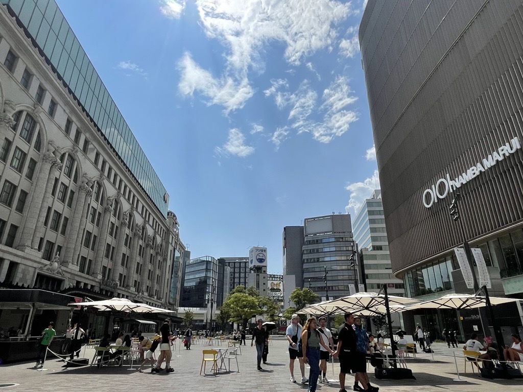 なんば広場に8月末までパラソル設置