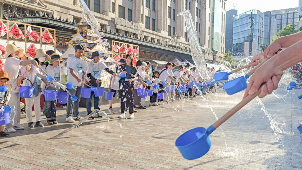 なんば広場で開催された御堂筋サテライトプラン(みちフェス)でギネス記録の挑戦として打ち水をしている様子