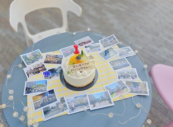なんば広場の机椅子を使って1周年をお祝いする写真